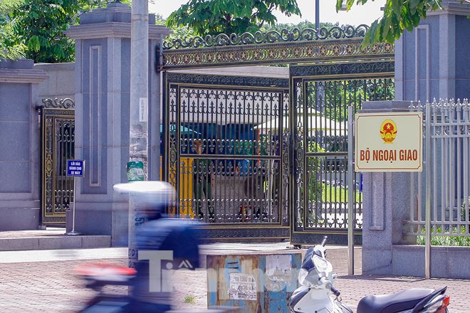 Theo Bộ Xây dựng, nếu áp dụng cơ chế đặc thù cho tất cả các hợp đồng xây lắp, thiết bị thuộc dự án như đề xuất của Bộ Ngoại giao sẽ dẫn tới bất cập trong quản lý dự án, chi phí đầu tư xây dựng, gây thất thoát, lãng phí tài sản, giảm hiệu quả đầu tư. Việc quyết toán các gói thầu thi công dở dang để lập dự án mới không phù hợp với quy định pháp luật. Việc chấm dứt hợp đồng với các nhà thầu đơn phương chấm dứt hợp đồng tại dự án cũng không đơn giản vì sẽ khó phân định trách nhiệm bảo hành, bảo trì công trình xây dựng dở dang. Việc đổi nhà thầu thi công dự án dẫn tới phải tổ chức lựa chọn lại nhà thầu mới sẽ kéo dài tiến độ, làm tăng chi phí đầu tư.