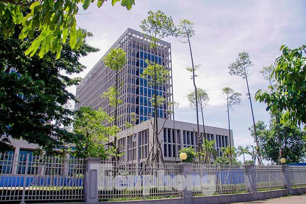 Dự án đầu tư xây dựng trụ sở Bộ Ngoại giao do Ban quản lý dự án - Bộ Ngoại giao làm chủ đầu tư, được phê duyệt từ tháng 7/2009 với tổng vốn 3.484 tỉ đồng, sau đó được điều chỉnh tăng vốn lên 4.022,7 tỉ đồng. Tuy nhiên, ngay trong giai đoạn 1 triển khai xây dựng trụ sở, Ban quản lý dự án - Bộ Ngoại giao đã phê duyệt dự toán các gói thầu với tổng giá trị lên tới 5.952,7 tỉ đồng, vượt xa tổng mức đầu tư được duyệt. Điều này dẫn đến tổng giá trị ký kết các hợp đồng thi công giai đoạn 1 lên tới 4.688,9 tỉ đồng, vượt tổng mức đầu tư 666,2 tỉ đồng.