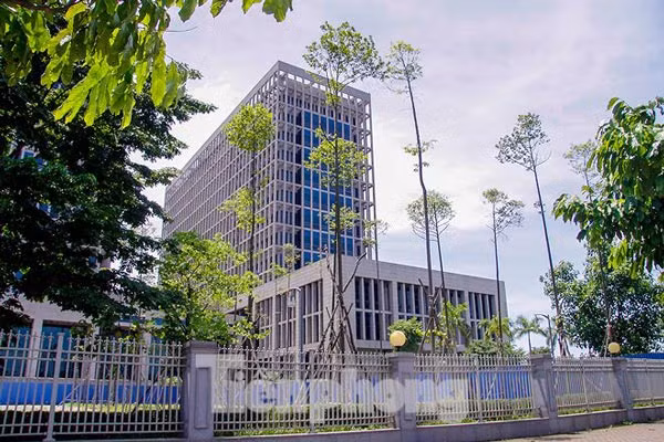 Dự án đầu tư xây dựng trụ sở Bộ Ngoại giao do Ban quản lý dự án - Bộ Ngoại giao làm chủ đầu tư, được phê duyệt từ tháng 7/2009 với tổng vốn 3.484 tỉ đồng, sau đó được điều chỉnh tăng vốn lên 4.022,7 tỉ đồng. Tuy nhiên, ngay trong giai đoạn 1 triển khai xây dựng trụ sở, Ban quản lý dự án - Bộ Ngoại giao đã phê duyệt dự toán các gói thầu với tổng giá trị lên tới 5.952,7 tỉ đồng, vượt xa tổng mức đầu tư được duyệt. Điều này dẫn đến tổng giá trị ký kết các hợp đồng thi công giai đoạn 1 lên tới 4.688,9 tỉ đồng, vượt tổng mức đầu tư 666,2 tỉ đồng.