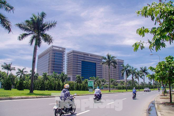 Trụ sở Bộ Ngoại giao tọa lạc ở vị trí đắc địa trên đường Lê Quang Đạo (Hà Nội) ngay nút giao với Đại lộ Thăng Long.