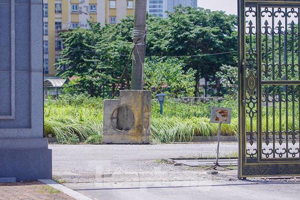 Nhiều hạng mục dang dở, để không. Nhiều đám cỏ dại mọc tùm lum bên trong công trình.