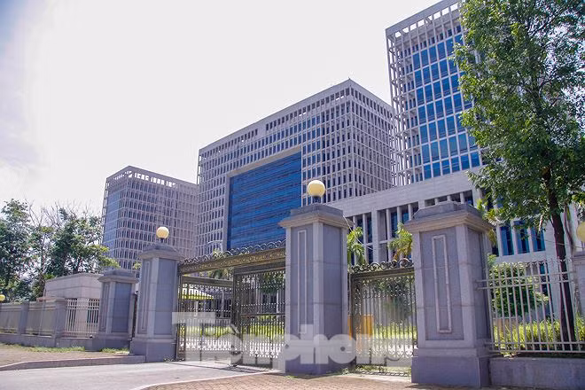 Bộ Xây dựng cho biết thêm, để gỡ vướng cho trụ sở nghìn tỉ dở dang, Ban quản lý dự án của Bộ Ngoại giao cần xác định lại kế hoạch tổng thể triển khai tiếp dự án và tổng mức đầu tư điều chỉnh dự án.