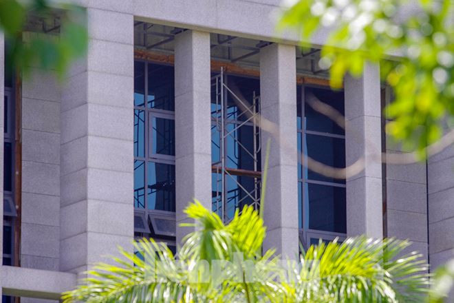 Bên trong công trình đang được quây hàng rào tôn.