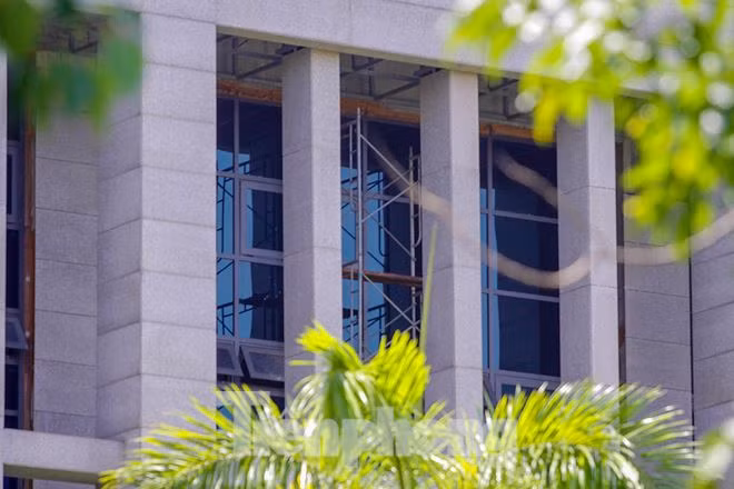 Bên trong công trình đang được quây hàng rào tôn.