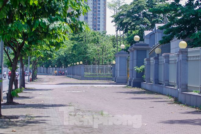 Quy mô xây dựng trụ sở hoành tráng với 14 tầng nổi, 1 tầng hầm, có sân đỗ trực thăng, diện tích xây dựng 16.282m2, không bao gồm diện tích ngoài trời như khu vực để xe, thảm cỏ, khu thể thao giải trí và đường giao thông nội bộ.