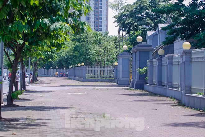 Quy mô xây dựng trụ sở hoành tráng với 14 tầng nổi, 1 tầng hầm, có sân đỗ trực thăng, diện tích xây dựng 16.282m2, không bao gồm diện tích ngoài trời như khu vực để xe, thảm cỏ, khu thể thao giải trí và đường giao thông nội bộ.