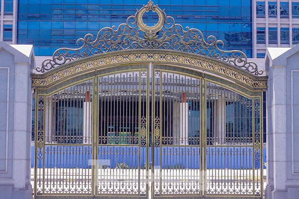 Cổng chính giữa của công trình trụ sở Bộ Ngoại giao trên đường Lê Quang Đạo (Hà Nội).