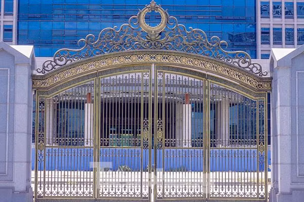 Cổng chính giữa của công trình trụ sở Bộ Ngoại giao trên đường Lê Quang Đạo (Hà Nội).