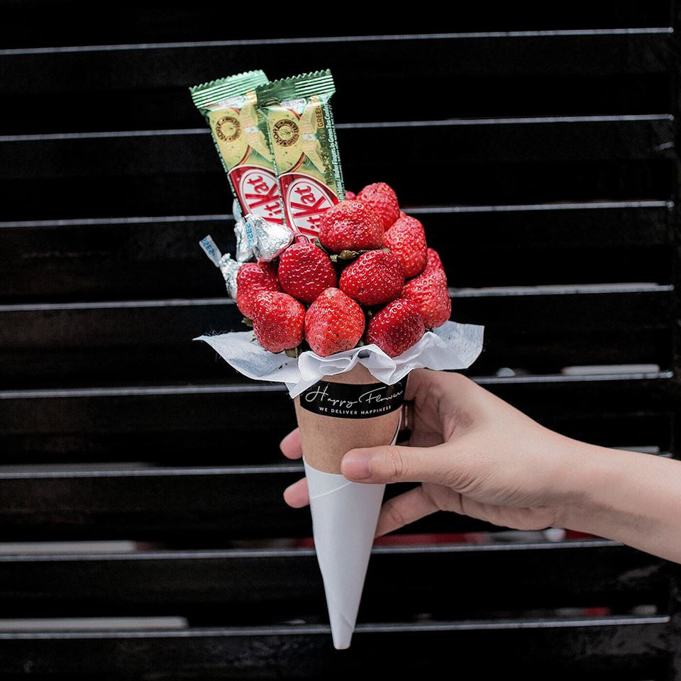 Cây kem ốc quế đặc biệt nhất được làm từ dâu tươi và kẹo KitKat. Ảnh: Foody.