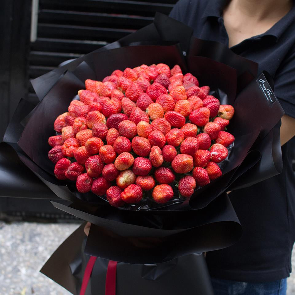 Để tạo nên sự khác biệt trong ngày lễ tình nhân, shop hoa Happy Flower đã cho ra đời những bó hoa Valentine từ đồ ăn cực hấp dẫn. Bó hoa từ những trái dâu tươi khiến chị em khó cưỡng từ. Ảnh: Foody.