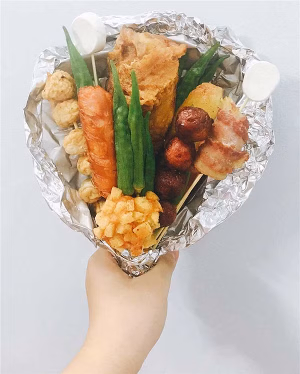 Bên cạnh thịt chiên, bó hoa còn có cả rau củ nướng để nàng ăn đỡ ngấy.