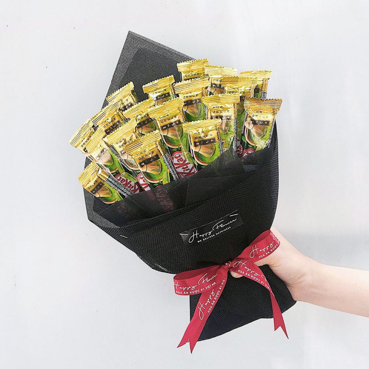 Để thể hiện sự lãng mạn ngọt ngào, các chàng cũng có thể tự làm một bó hoa kẹo KitKat dễ thương thế này tặng nàng.