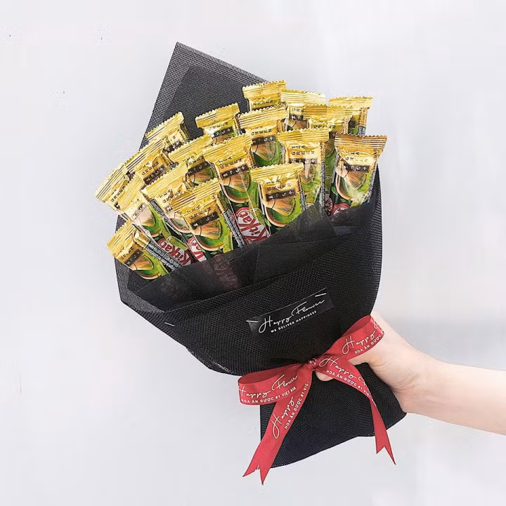 Để thể hiện sự lãng mạn ngọt ngào, các chàng cũng có thể tự làm một bó hoa kẹo KitKat dễ thương thế này tặng nàng.