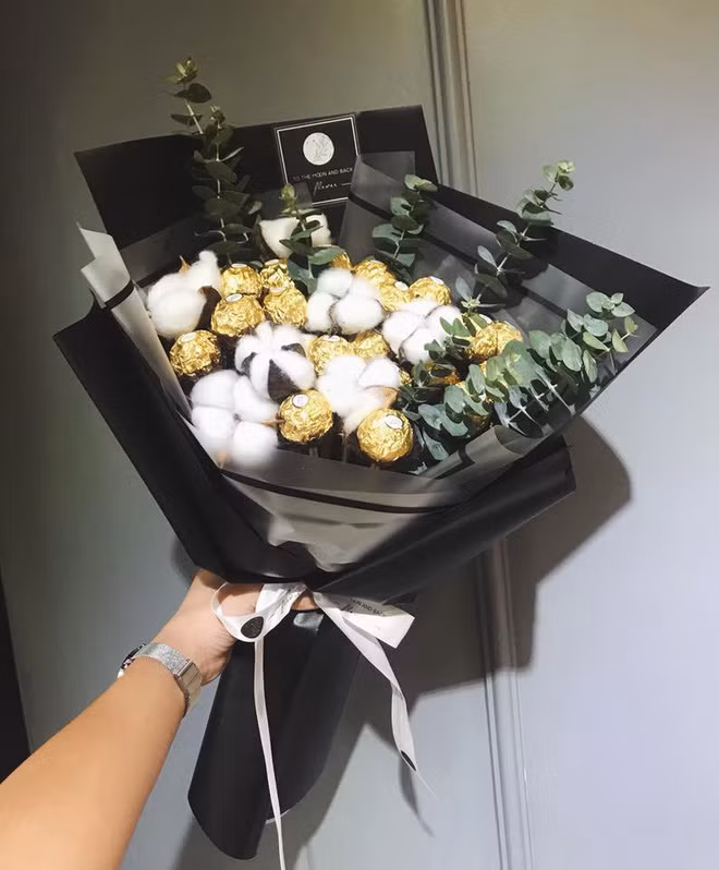 Bó hoa chocolate ngọt ngào khiến người được nhận món quà này cũng phải cảm thấy bất ngờ và thích thú.