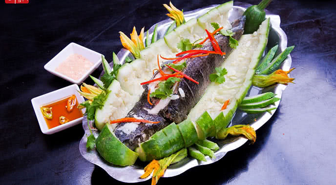 Cá lóc hấp bầu là món ăn chơi. Khi ăn thì ăn kèm với bánh tráng, rau xà lách, rau thơm, húng quế… chấm cùng nước mắm chua cay. Vì ngọt của bầu hòa quyện cùng vị ngọt thanh của thịt cá sẽ khiến thực khách hài lòng.