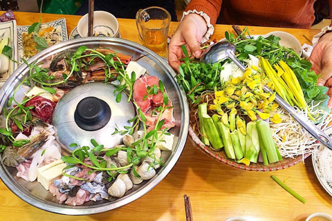 Sự kết hợp của nước dừa với mắm cùng nước xương hầm, các loại rau, hải sản... tạo nên vị thơm ngọt ngất ngây mà thực khách nào cũng phải mê mệt. Bởi vậy mà khi du lịch miền Tây bạn nên thưởng thức món ăn này một lần.