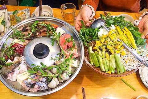 Sự kết hợp của nước dừa với mắm cùng nước xương hầm, các loại rau, hải sản... tạo nên vị thơm ngọt ngất ngây mà thực khách nào cũng phải mê mệt. Bởi vậy mà khi du lịch miền Tây bạn nên thưởng thức món ăn này một lần.