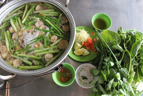 Lẩu cháo cua đồng được nấu từ nguyên liệu chính là gạo và cua đồng miền Tây. Món ăn có hương vị đặc trưng của cua, rất thanh và mát, ăn vào ngày hè oi nóng là lựa chọn rất tuyệt vời.