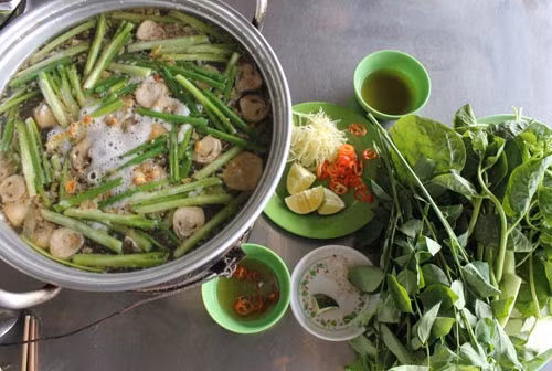 Lẩu cháo cua đồng được nấu từ nguyên liệu chính là gạo và cua đồng miền Tây. Món ăn có hương vị đặc trưng của cua, rất thanh và mát, ăn vào ngày hè oi nóng là lựa chọn rất tuyệt vời.