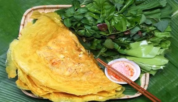 Bánh xèo tùy vào sở thích của từng địa phương mà nhân bánh có thể là giá, đu đủ hoặc bông điên điển, thịt ba rọi, tép, thịt gà, hoặc thịt vịt bằm nhuyễn… Bánh được ăn kèm với nhiều loại rau như diếp cá, rau thơm, nhiều nơi bà con còn ăn với đọt xoài non, lá cách, lá lụa… nhưng đặc biệt không thể thiếu cải bẹ xanh. Ảnh: Foody, Internet.