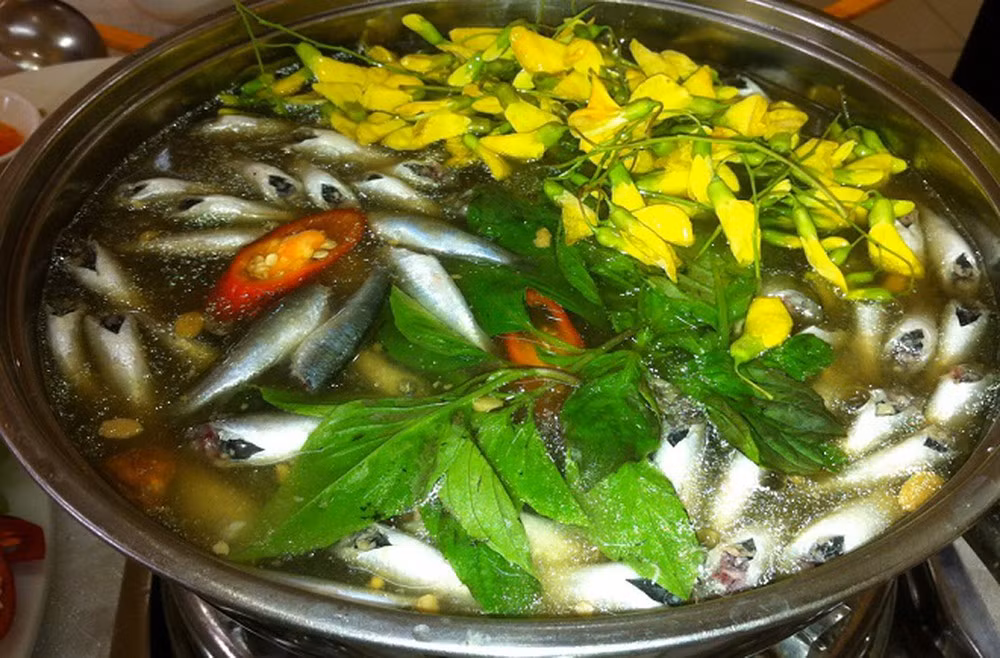 Đến với miền Tây mùa nước nổi, thực khách sẽ được thưởng thức một món ăn mang vị hương đồng gió nội khi lựa chọn món lẩu cá linh bông điên điển này.