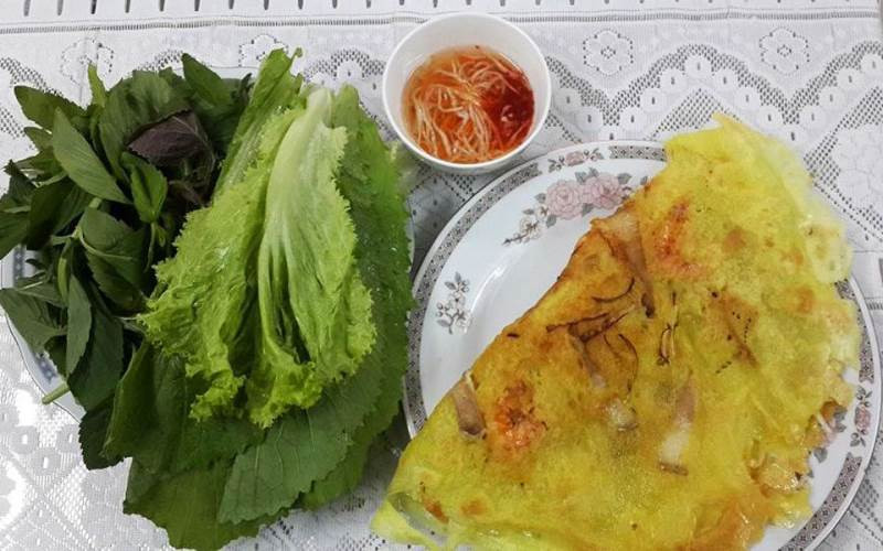 Bánh xèo miền Tây: Xuất phát từ tiếng xèo phát ra trong khi đổ bột vào chảo mà người dân thân thương đặt cho cái tên bánh xèo. Bánh có vị ngon đặc trưng của văn hóa vùng Nam Bộ.