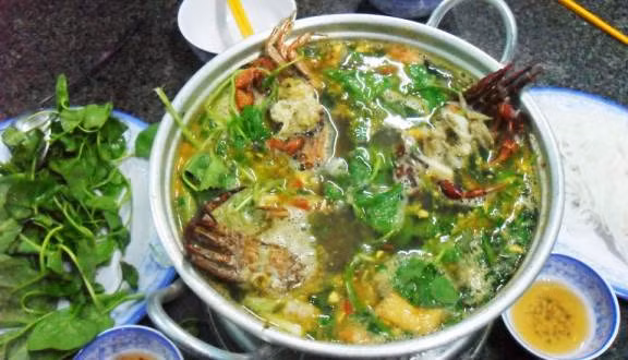 Nấu món cháo cua đồng nhìn vậy chứ cũng rất công phu. Chọn cua phải còn sống, bóc vỏ yếm đi, gỡ mai cạo lấy gạch cua để riêng ra, phần còn lại đem giã nát hoặc xay nhuyễn, ướp muối, hạt nêm với tiêu. Gạo thì phải rang hơi ửng vàng để khi nấu thành cháo có mùi thơm hơn. Món ăn sẽ càng hấp dẫn hơn nếu kết hợp với các loại rau như rau ngót, rau má, rau mồng tơi. Nước chấm cay thơm vị gừng cùng ớt sẽ khiến vị cháo đậm đà hơn.