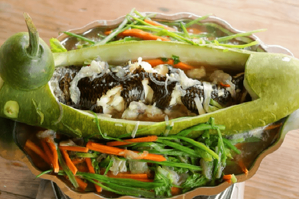 Cá lóc hấp bầu: Đây được coi là một trong những món đặc sản trứ danh của miền Tây. Cá lóc thì độ tươi ngon chẳng còn lạ gì, thịt ngọt thanh, mềm đem hấp với bầu thơm tạo thành món ăn dân dã quen thuộc nhưng hương vị thật khó quên.