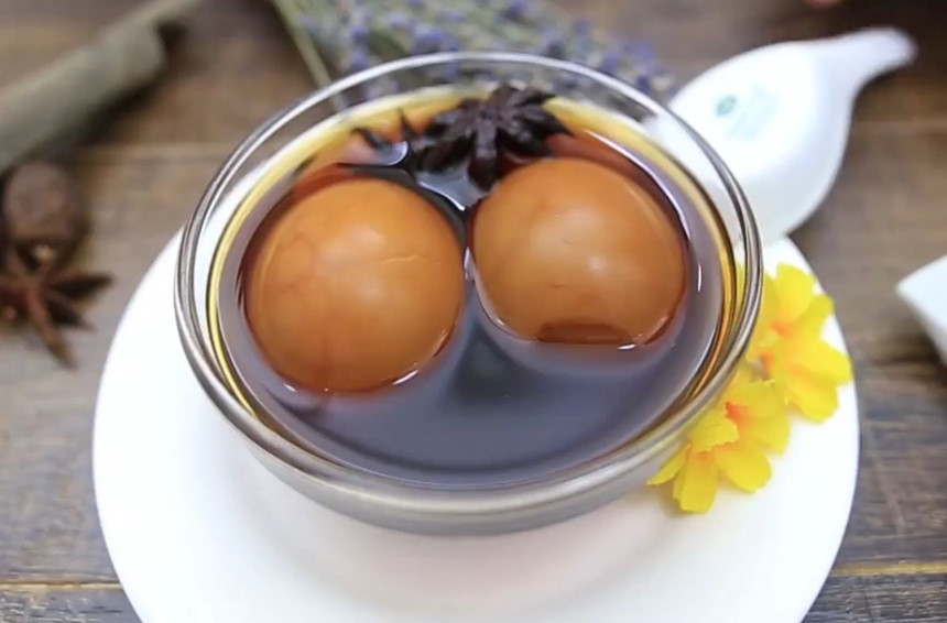 Chè trứng Thượng Hải, hay còn gọi là trứng gà trà Tàu, là món ăn không chỉ ngon mà còn tốt cho sức khỏe. Món chè này được chế biến đơn giản với trứng gà hầm với trà tàu, có tác giúp bổ phổi, đẹp da. Ảnh: Internet.