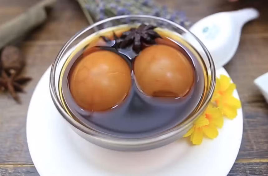 Chè trứng Thượng Hải, hay còn gọi là trứng gà trà Tàu, là món ăn không chỉ ngon mà còn tốt cho sức khỏe. Món chè này được chế biến đơn giản với trứng gà hầm với trà tàu, có tác giúp bổ phổi, đẹp da. Ảnh: Internet.