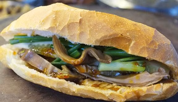 Bánh mì phá lấu là một trong những món người Hoa được yêu thích. Thành phần chính của phá lấu là bao tử, ruột non, phổi, gan, tim, nước cốt dừa. Phá lấu thường ăn kèm cùng bánh mì.