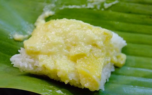 Xôi cadé là món ăn người Hoa, kết hợp giữa xôi, lòng đỏ trứng gà và vị sầu riêng. Hỗn hợp trứng, đường, nước cốt dừa, sầu riêng được pha trộn theo công thức đặc biệt, ăn cùng xôi đem lại mùi vị hấp dẫn.