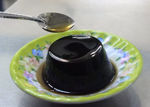 Quy phục linh còn gọi là cao quy linh là một món ăn độc đáo của người Hoa. Người ta chia làm hai phần là thổ phục linh, bột mai rùa ba vạch, cam thảo và các loại thảo dược khác như trần bì, khổ qua khô… Khi ăn nên hòa phục linh với chút mật ong, bạn sẽ cảm nhận được vị thanh mát đậm đà.