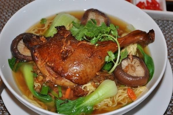 Mì vịt tiềm không chỉ giữ nguyên hương vị đặc trưng mà còn được chế biến hợp khẩu vị người Việt. Nước dùng ngọt, thịt vịt mềm, giòn, sợi mì dai hấp dẫn.