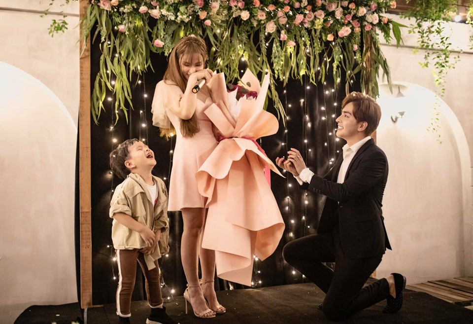 Mới đây, Thu Thủy được bạn trai kém 10 tuổi Kin Nguyễn cầu hôn hết sức lãng mạn.