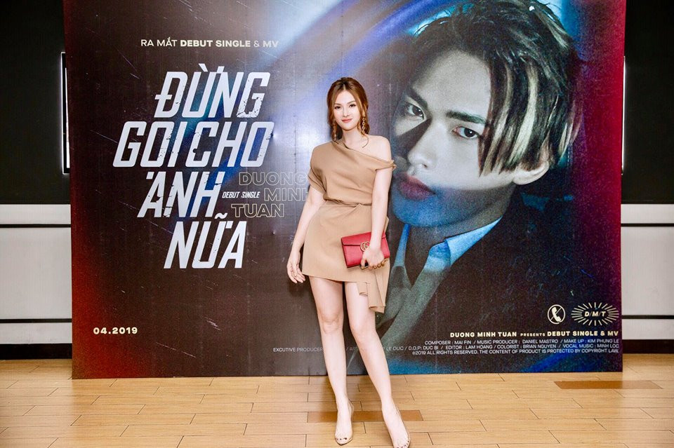 Nữ ca sĩ 35 tuổi khoe chân dài nuột nà với váy ngắn. Ảnh: FBNV.