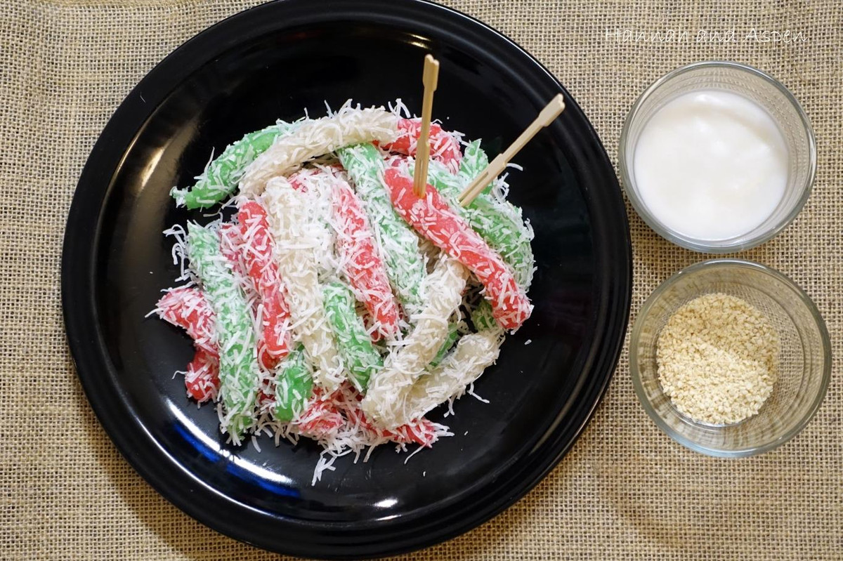 Bánh tằm khoai mỳ: Đây là một món bánh tráng miệng dân dã của người dân Nam bộ. Gọi là bánh tằm vì bánh có hình dáng thon dài và được phủ lớp vụn dừa giống con tằm. Để làm món này người ta phải mài khoai mỳ nhuyễn rồi tạo dáng thành từng sợi. Bánh ăn hơi dai, có mùi dừa thơm và béo ngậy, thường dùng kèm với mè rang chín, đường trắng. Ảnh: Internet.