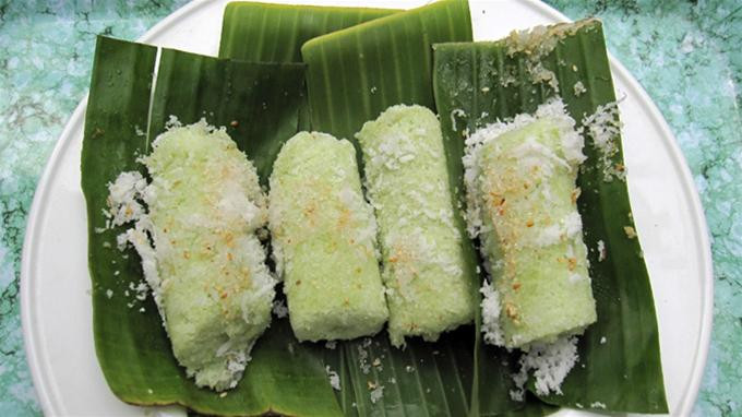 Bánh ống: Lớp vỏ bánh tơi xốp của bánh sẽ khiến bạn liên tưởng đến vỏ bò bía ngọt hay bánh đa xốp. Vỏ bánh ống gồm hai nguyên liệu chính là bột gạo và khoai mì; và phải được trộn ở một tỷ lệ nhất định mới ra được lớp bánh tơi xốp như thế.