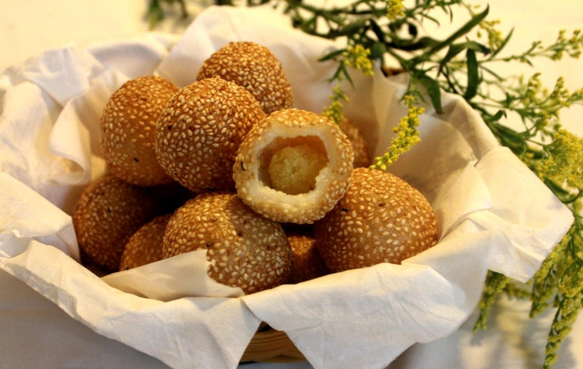 Bánh cam: Món này có tên là bánh cam là vì có hình dáng tròn tròn và màu cam của vỏ bánh khi được chiên giòn trông khá giống trái cam. Bánh có vị ngọt thơm, được làm từ bột nếp và bột gạo, nên ăn không ngán. Để vỏ bánh ngon hơn, người ta còn trộm thêm ít khoai lang tán nhuyễn vào trong phần bột pha chế. Ở giữa bánh có nhân đậu xanh, được tán nhuyễn trộn với đường cát.