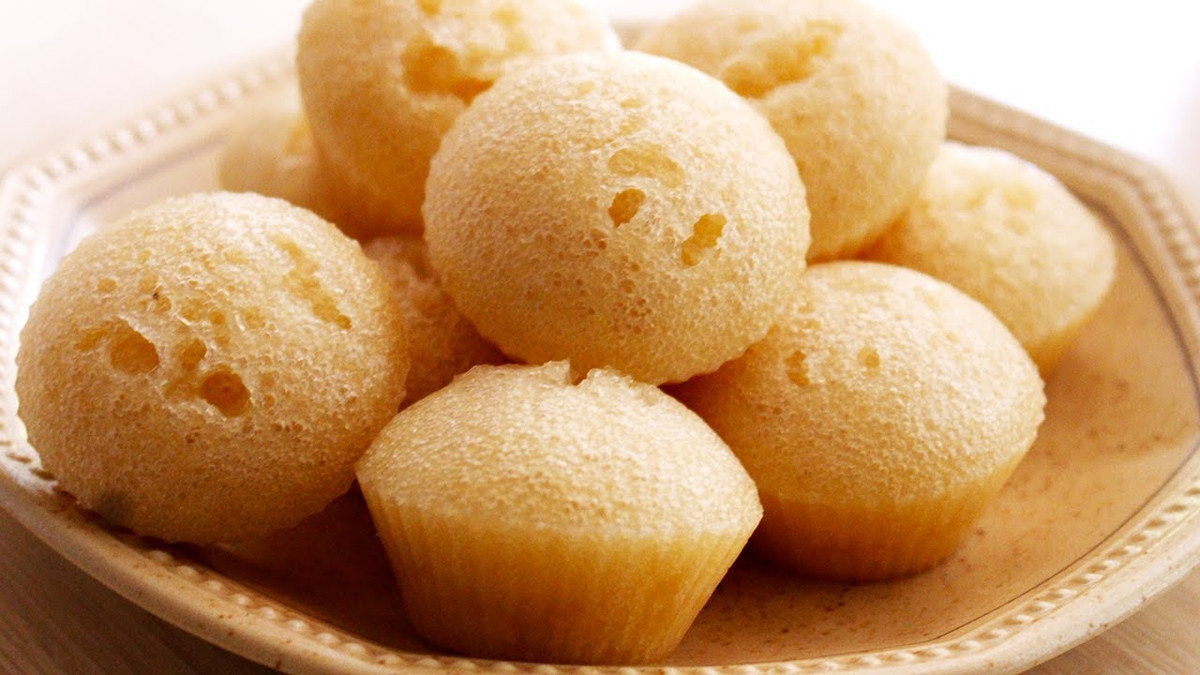 Bánh bò thốt nốt được làm từ trái thốt nốt, một loại cây trồng có nhiều ở xứ Châu Đốc, An Giang. Theo những người làm bánh ở Châu Đốc, làm món bánh bò thốt nốt hơi mất công một chút. Bánh gồm các nguyên liệu chính: bột gạo, bột thốt nốt, đường thốt nốt, nước cốt dừa, và phải tuân thủ theo đúng quy trình.