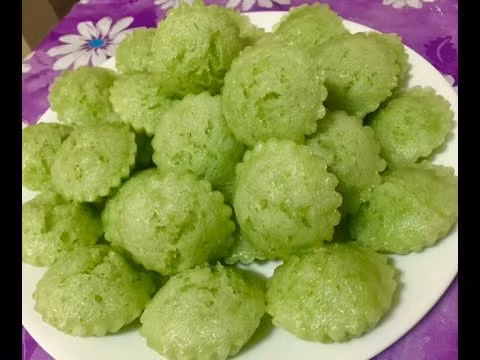 Bánh bò rễ tre là món ngon dân dã của người miền Tây. Món bánh này có cách làm đơn giản nhưng đòi hỏi sự tỉ mỉ, chính xác cao mới làm nên những mẻ bánh bò thơm ngon.