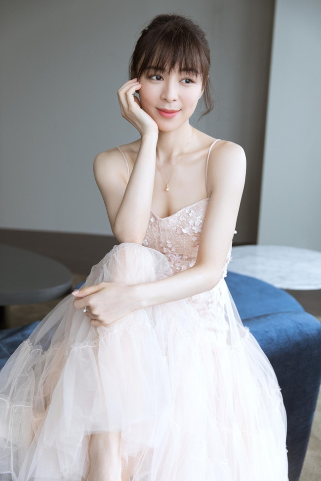 Trương Tịnh Sơ có vẻ đẹp Á đông được đàn ông ưa thích. Ngoài ra cô còn sở hữu thân hình nóng bỏng và đặc biệt là vòng 1 sexy. Người đẹp từng bị đưa tin có mức giá đi tiếp khách và hầu rượu đại gia cao nhất với thù lao 30 triệu NDT (100 tỷ đồng). Tuy nhiên, nguồn tin không cung cấp rõ thời gian hợp đồng của Trương Tịnh Sơ với "bên môi giới" dịch vụ này trong bao lâu. Người đẹp 40 tuổi từng được đánh giá là "tiểu Chương Tử Di" song hiện tại tên tuổi của Trương Tịnh Sơ rất mờ nhạt với khán giả. Sự nghiệp của cô không để lại nhiều ấn tượng với khán giả.