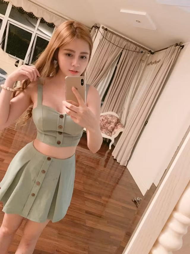 Cô nàng thường diện những trang phục sexy khoe vòng eo con kiến.