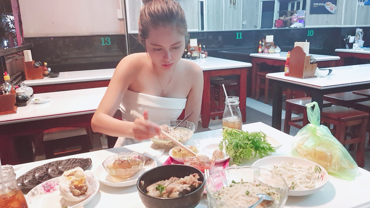 Nữ diễn viên 9X đi ăn cũng phải mặc váy cúp ngực gợi cảm vô cùng.