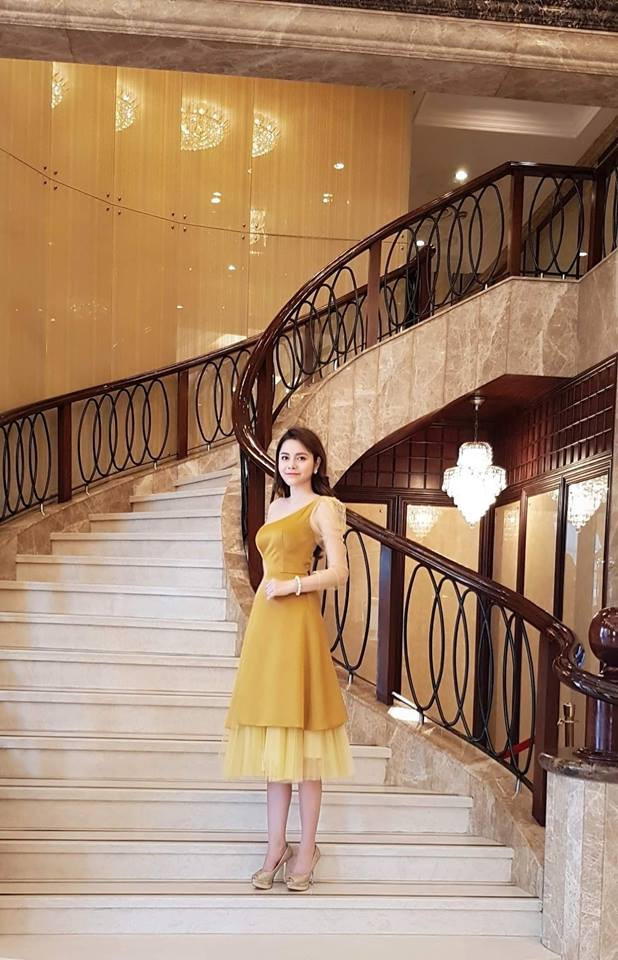 Ngoài ra khi đi sự kiện, hot girl 9X cũng mặc những thiết kế nhẹ nhàng, nữ tính.