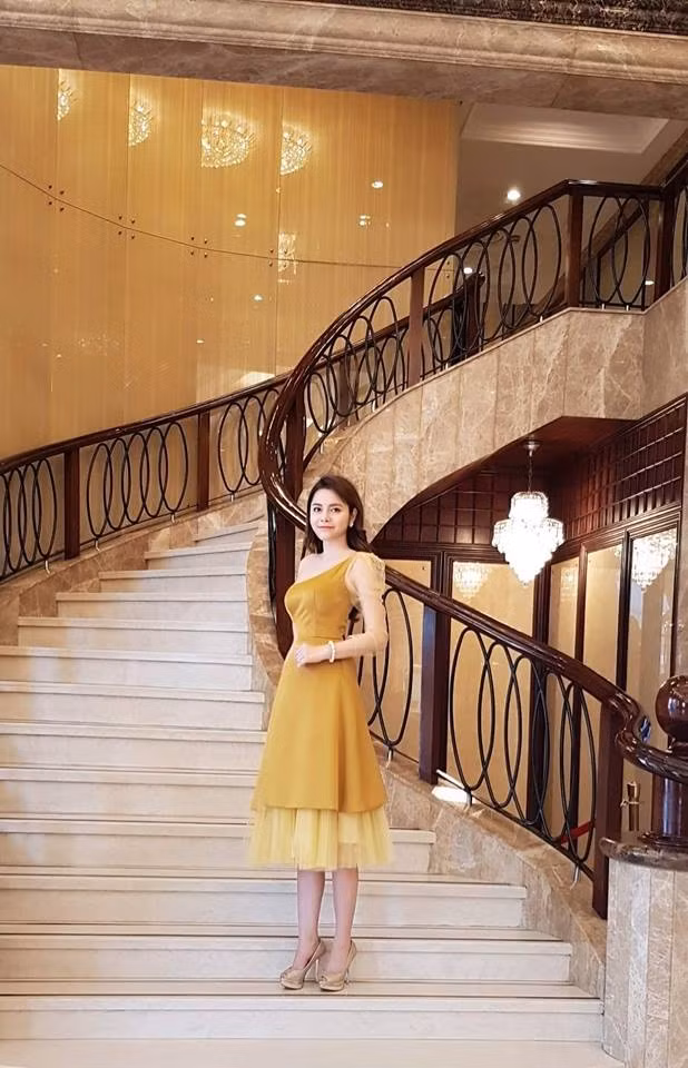 Ngoài ra khi đi sự kiện, hot girl 9X cũng mặc những thiết kế nhẹ nhàng, nữ tính.