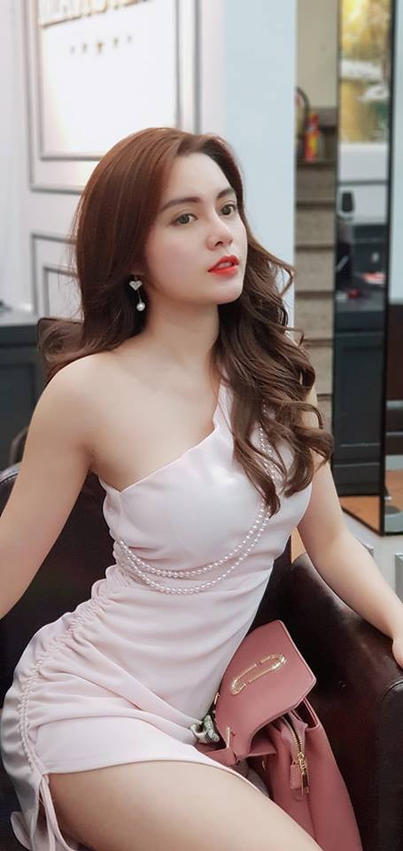 Cao Diệp Anh chọn những thiết kế siêu ngắn khoe đùi thon.