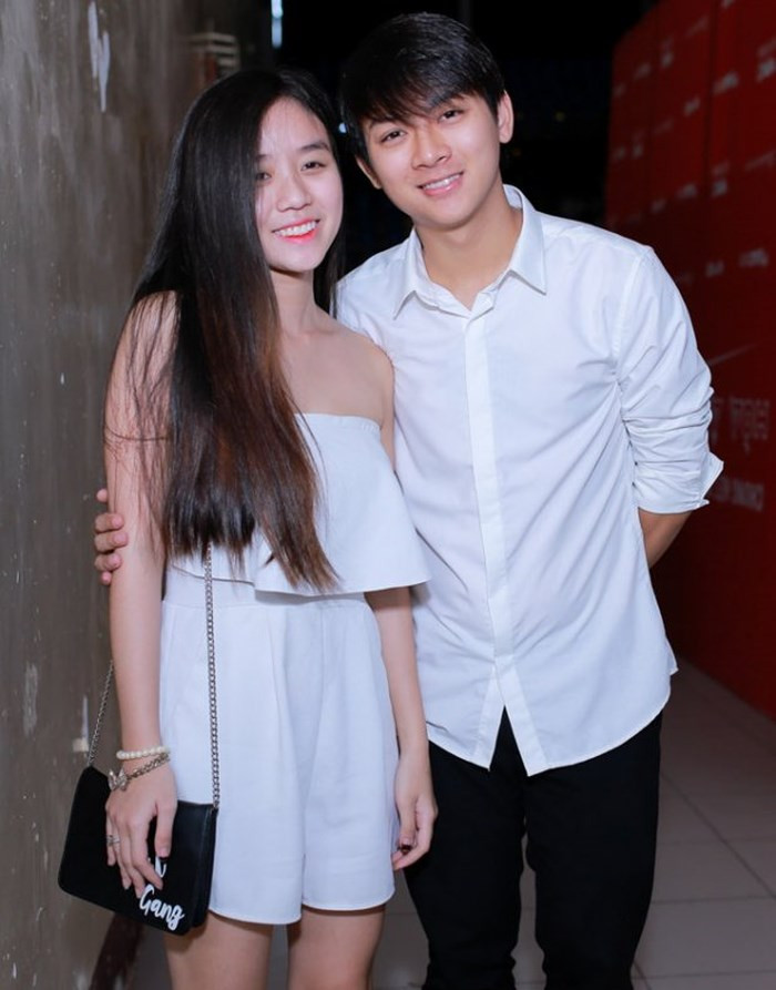 Dù không mặc đồ đôi nhưng cả hai chọn trang phục ton sur ton đầy ăn ý.