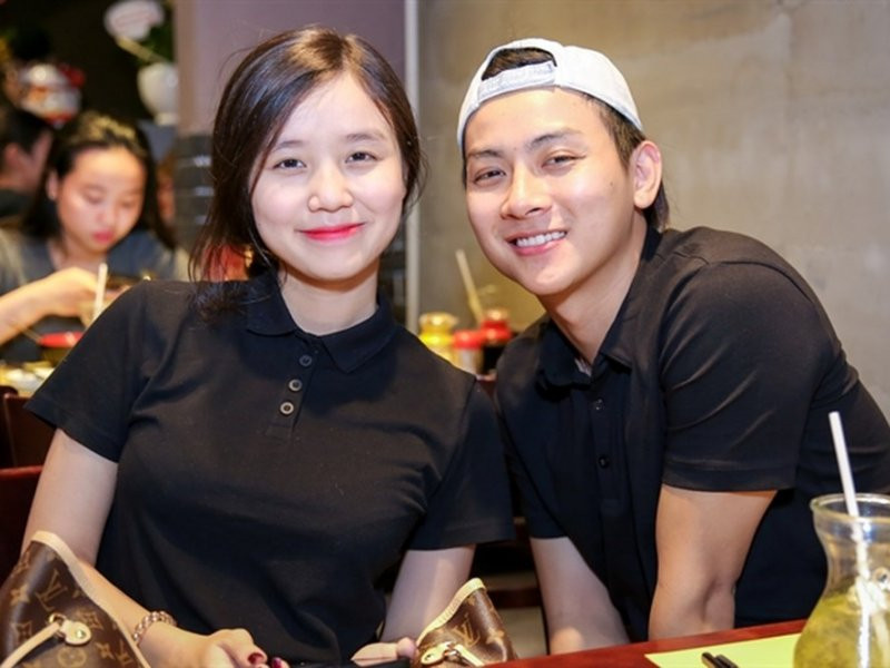 Khi đi chơi, cả hai chọn áo đôi màu đen giản dị.