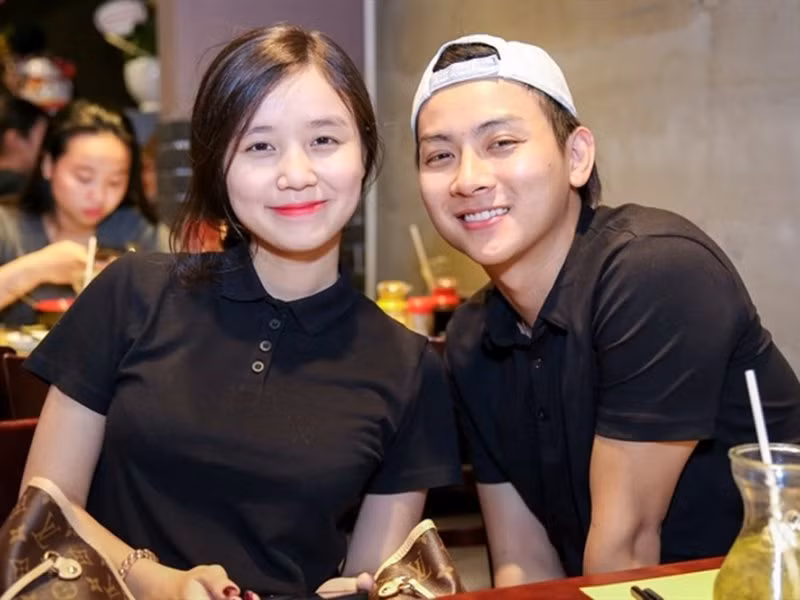 Khi đi chơi, cả hai chọn áo đôi màu đen giản dị.